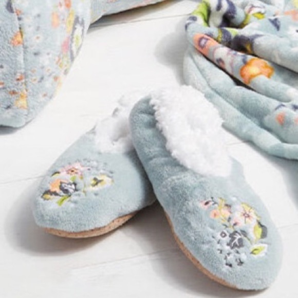 Vera Bradley Shoes - Vera Bradley Cozy Life Slippers - Floating Garden: Small